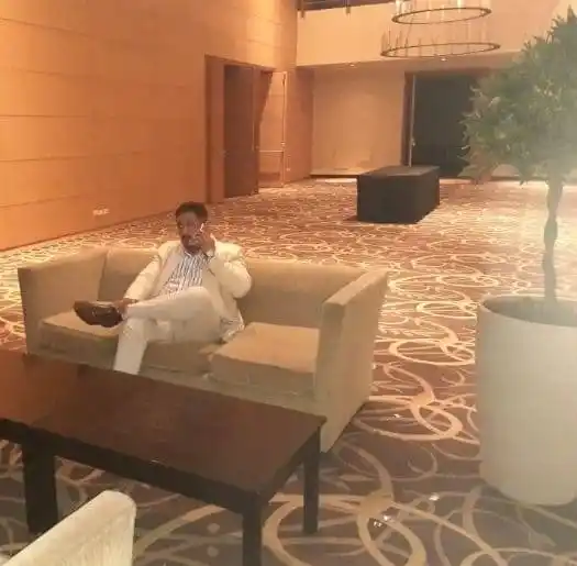 OTROS TIEMPOS. Giménez hablando por celular en el hall de un hotel.
