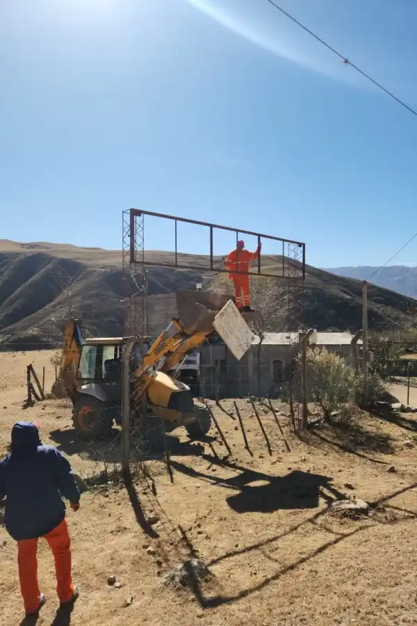 ABAJO. Un operario saca el cartel que la Cidem había colocado en un predio.