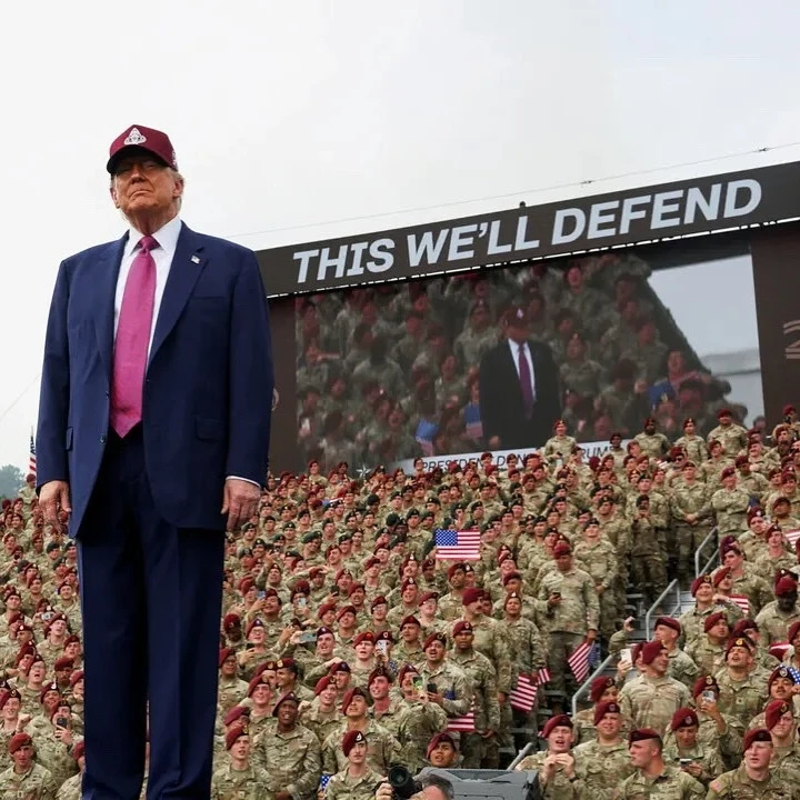 TROPAS. En una visita a una base militar, Trump prometió un espectáculo.