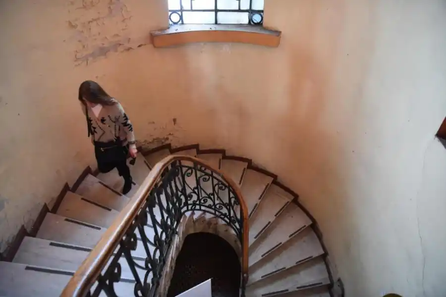 ACCESO PRINCIPAL. La escalera de mármol lleva a la planta alta y al semipiso.