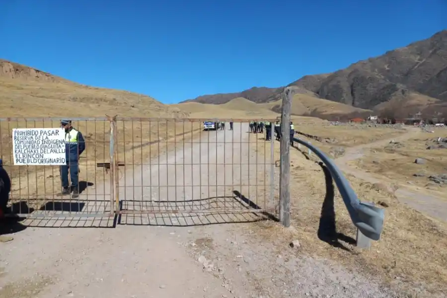 ADVERTENCIA. El letrero en el que se anunciaba la prohibición del paso.