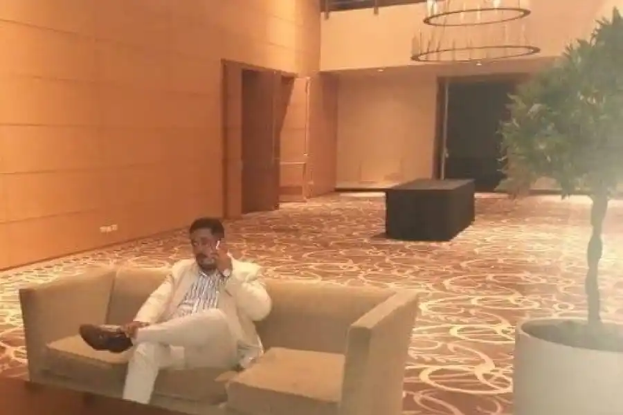 OTROS TIEMPOS. Giménez hablando por celular en el hall de un hotel.