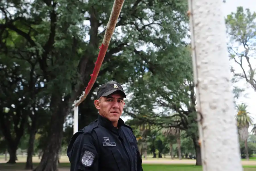 Juega en All Boys, trabaja como policía y estudia enfermería: la historia de sacrificio de Luis Gómez