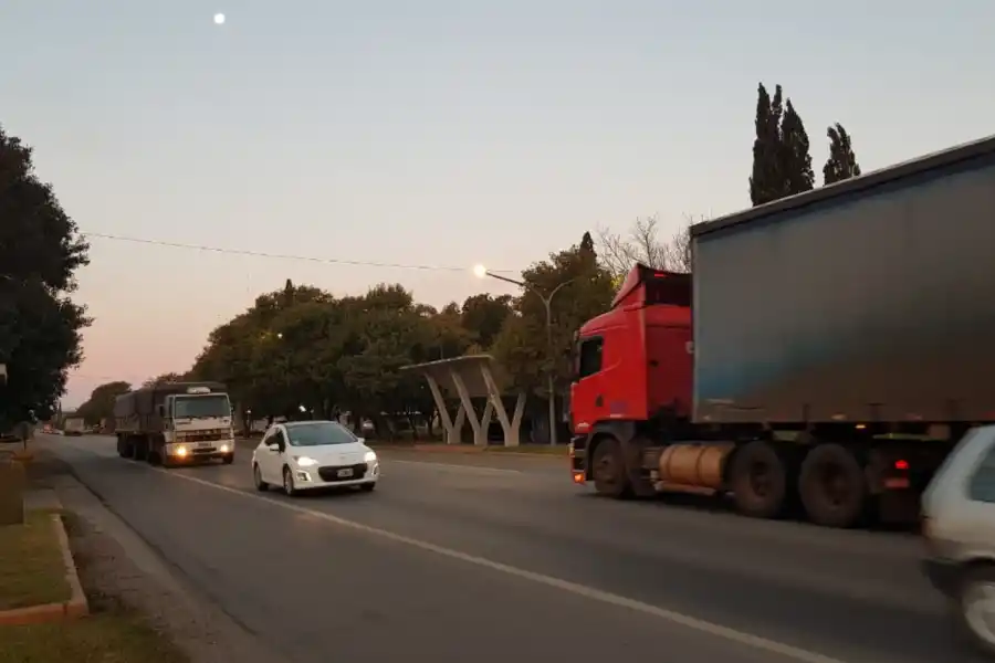 La ruta 33 es el corazón palpitante de Pujato. 