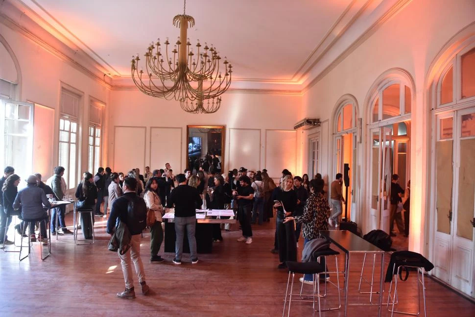 GRAN CONVOCATORIA. Los expositores interesados visitan el salón principal del espacio elegido para intervenir en San Martín 1.156. la gaceta / fotos de osvaldo ripoll