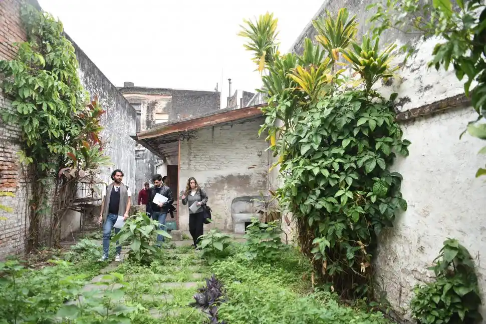 EXTERIOR. Los asistentes analizan el potencial de uno de los patios de la casa.