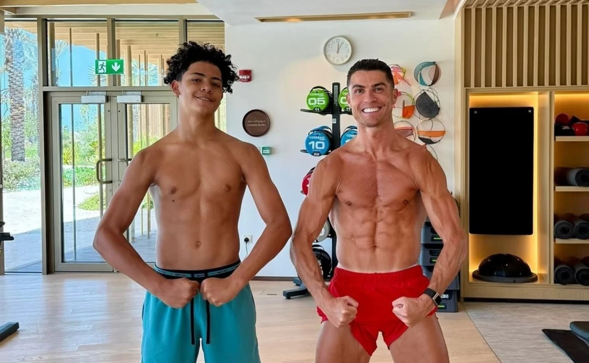 Cristiano Jr. y Cristiano Ronaldo disfrutan de sus vacaciones.