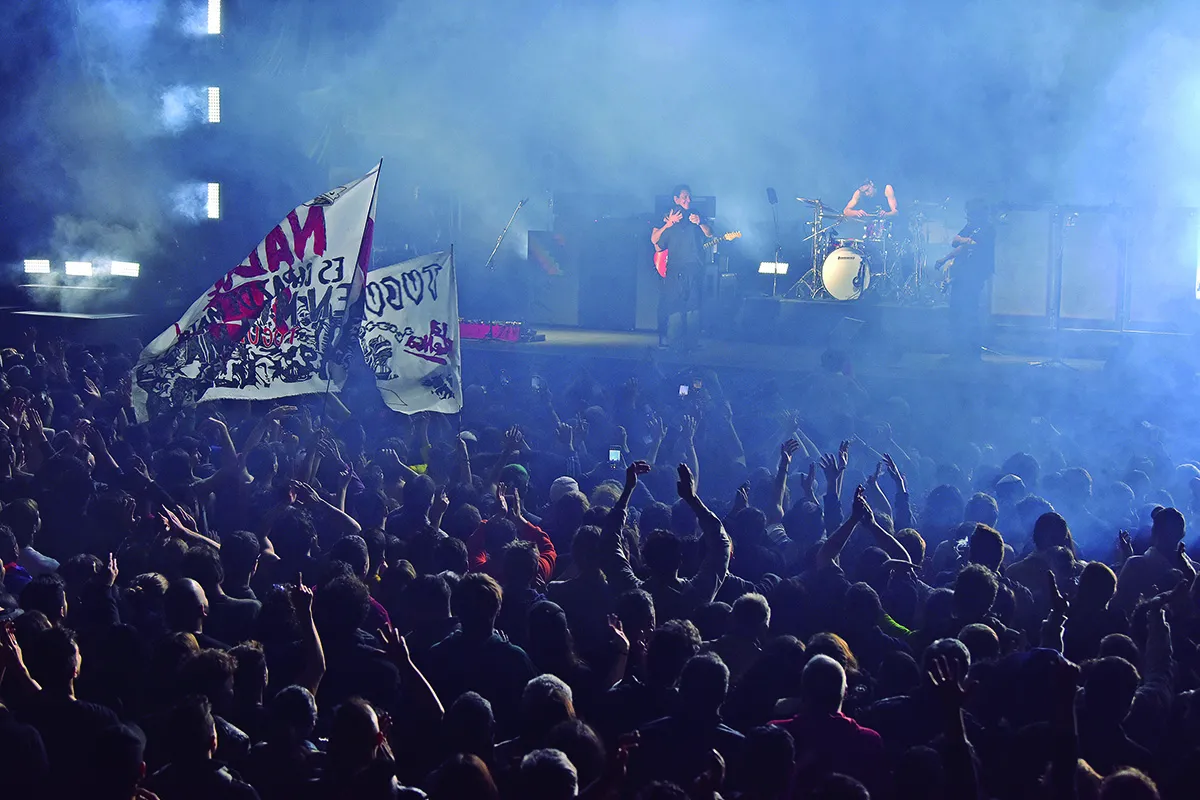 TRAPOS. Las banderas del público añadieron color y júbilo a la noche.