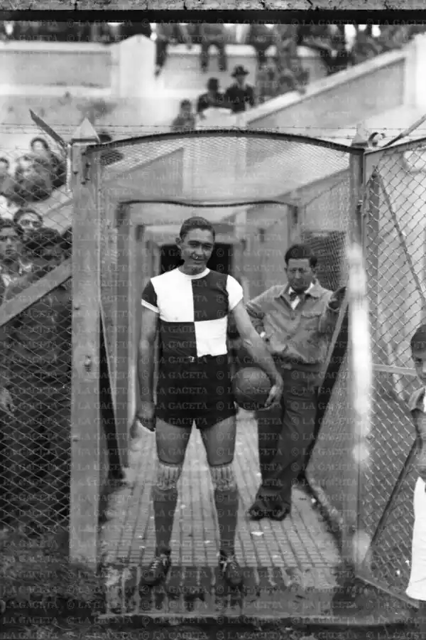 Recuerdos fotográficos: arquero y taxista, en los años 30