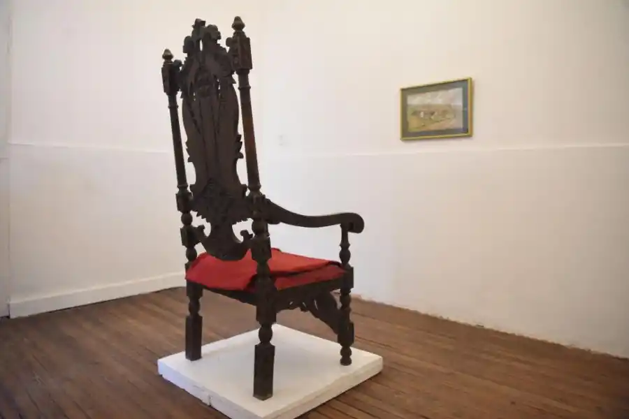 CONTEMPLACIÓN. El cuadro de Demetrio y la silla donada en Salta.