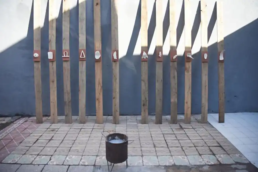 EN EL PATIO. Arcilla blanca, fondo terracota y fuego, por Evi Tártari.