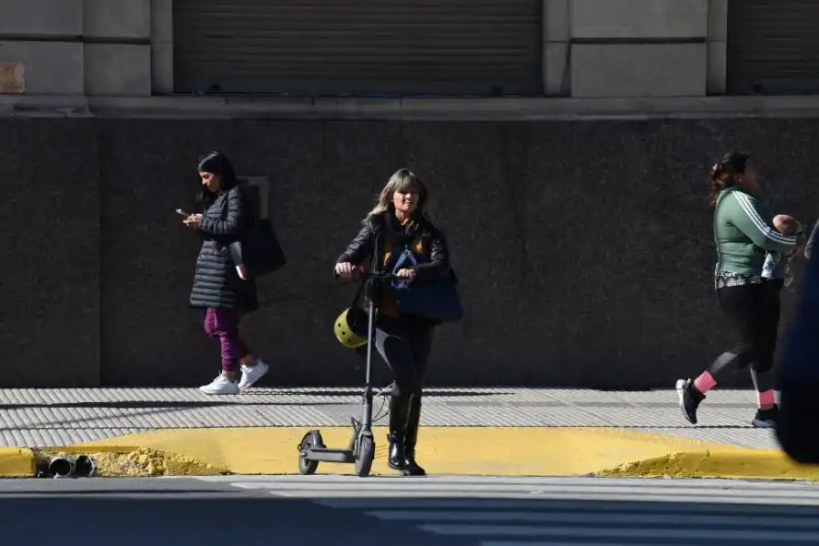 DE A PIE. Para andar por las veredas o para cruzar, se puede ir caminando.