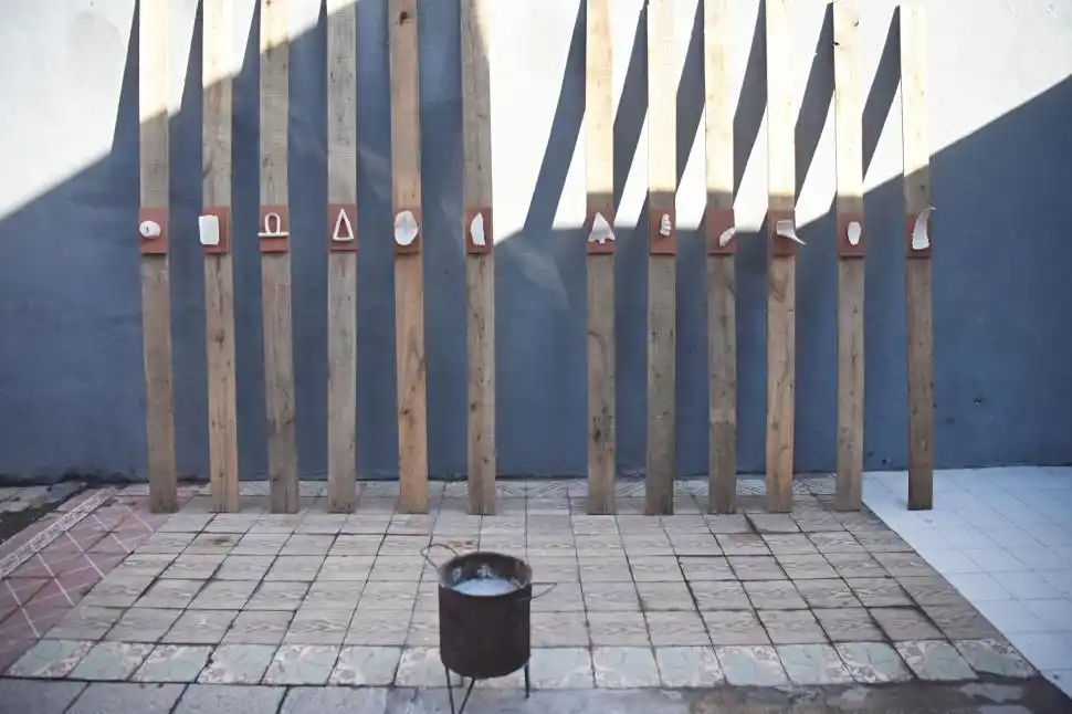 EN EL PATIO. Arcilla blanca, fondo terracota y fuego, por Evi Tártari.