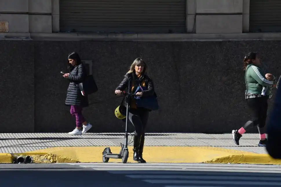 DE A PIE. Para andar por las veredas o para cruzar, se puede ir caminando.