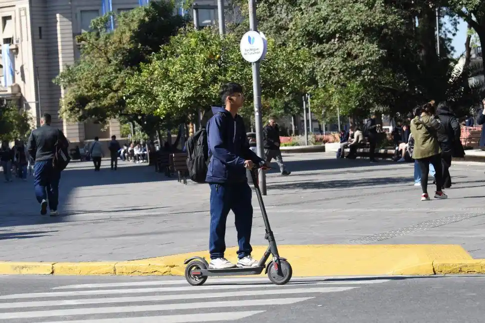 En auge, pero sin reglas claras: el vacío legal sobre los monopatines en Tucumán