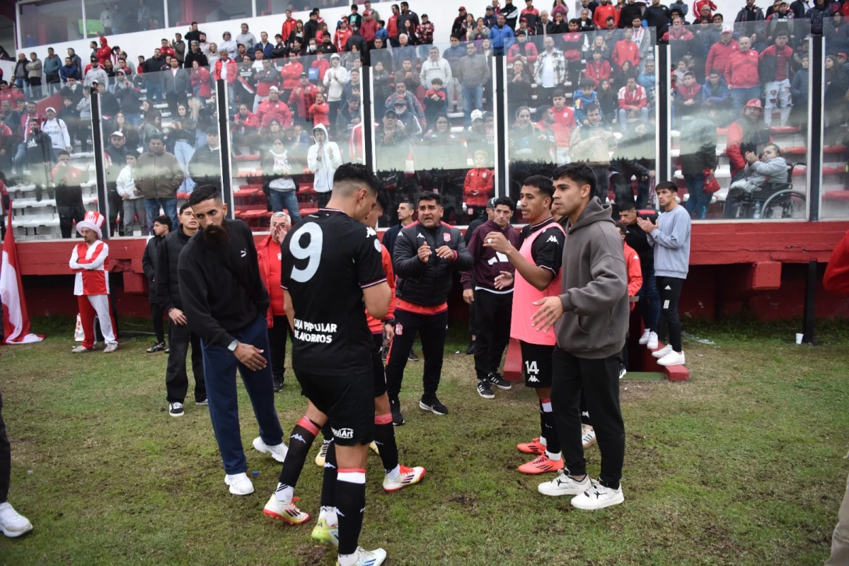CARAS LARGAS. Entre aplausos del cuerpo técnico y de los jugadores que no fueron convocados, así ingresó el plantel a la zona de vestuarios.