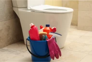 Este error al limpiar el baño es un caldo de cultivo de bacterias, según los expertos
