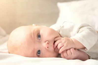¿Por qué cambian de color los ojos de los bebés? La ciencia detrás de un fenómeno natural y fascinante