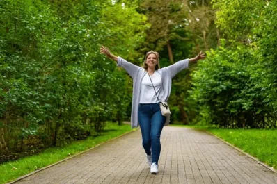 Olvidate de solo caminar: a partir de los 50, este ejercicio es clave, según Harvard