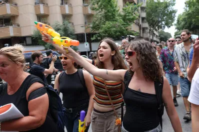 Pistolas de agua, bombas de humo y cierre del Louvre: crecen las protestas contra el turismo masivo en Europa