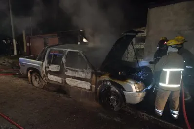 Sofocan e investigan el incendio de dos camionetas en el Sur de la Capital