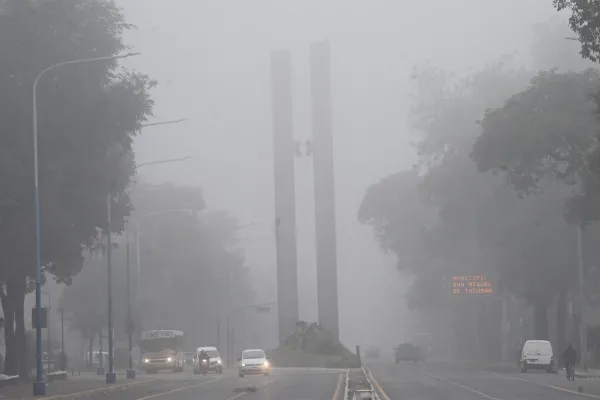 El tiempo en Tucumán: la neblina cubrió la mañana de un feriado gris