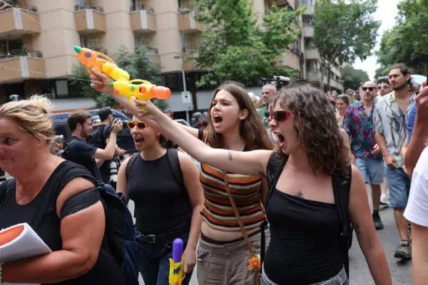 Pistolas de agua, bombas de humo y cierre del Louvre: crecen las protestas contra el turismo masivo en Europa