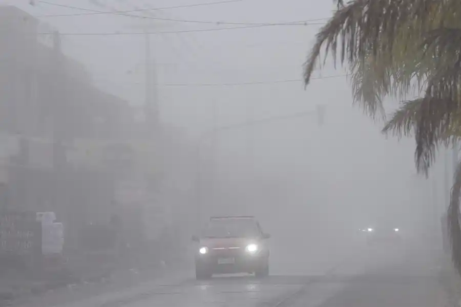 CON LUCES. Los conductores debieron emplear todos los recursos disponibles debido a la escasa visibilidad durante las primeras horas de la jornada.
