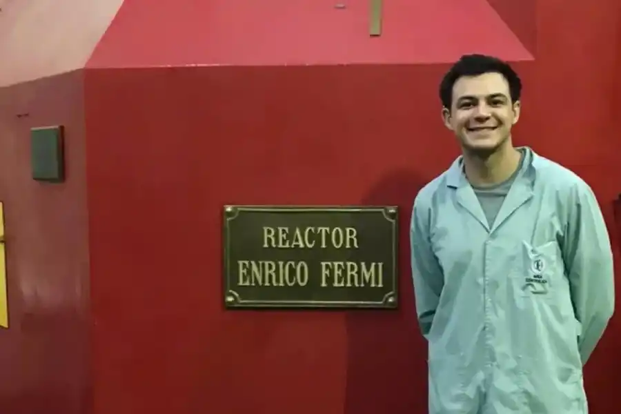 SU MOMENTO MÁS EMOTIVO. En el Reactor Enrico Fermi, Leandro vivió en directo el efecto Cherenkov, algo que conocía sólo en teoría. / CORTESÍA LEANDRO CORONEL