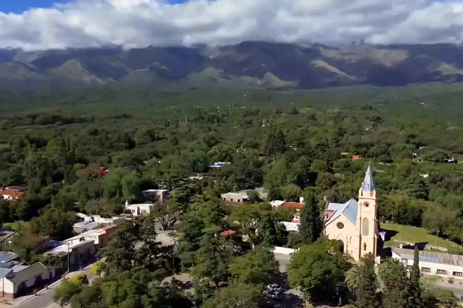 Vino, bosques y caminatas: un bello pueblito cordobés para visitar en vacaciones de invierno