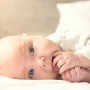 ¿Por qué cambian de color los ojos de los bebés? La ciencia detrás de un fenómeno natural y fascinante