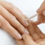 Tendencia invierno 2025: los cinco tonos de esmalte que reemplazan a la clásica francesita