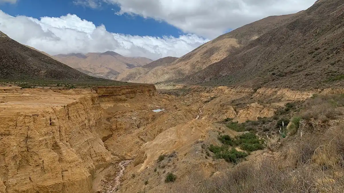 Vacaciones de invierno 2025: el pueblito del NOA con paisajes de otro planeta