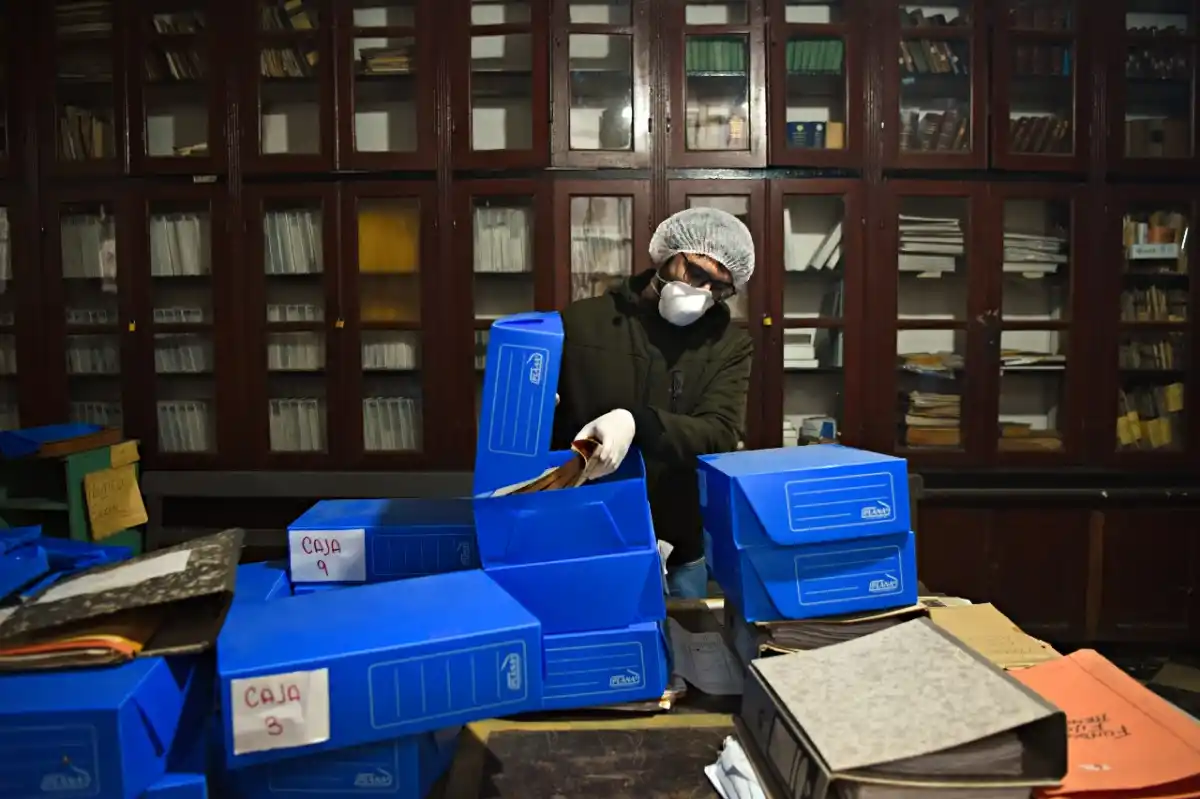 ORDENADOS. Una vez clasificados, los documentos se guardan en cajas nuevas para garantizar su mantenimiento. LA GACETA/ FOTO DE ANALÍA JARAMILLO