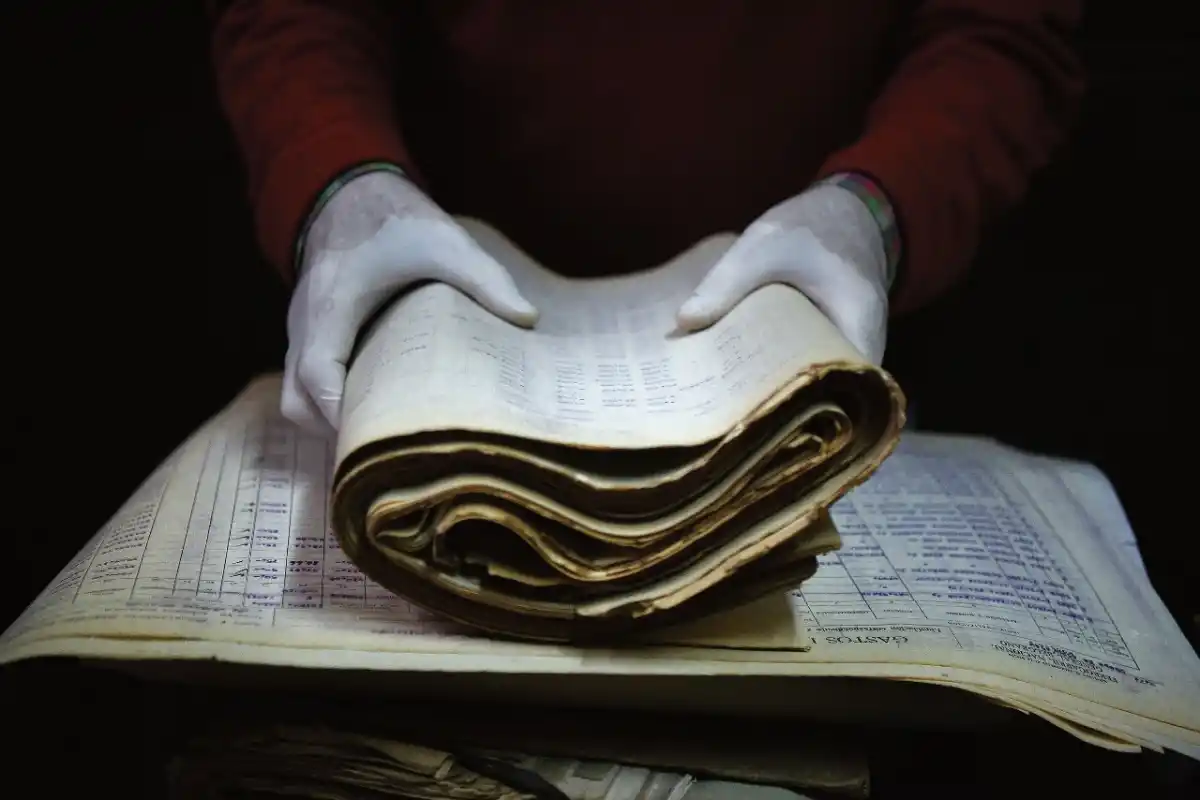 DIVERSIDAD. Algunos documentos se recuperan con facilidad y otros ya están ilegibles.  LA GACETA/ FOTO DE ANALÍA JARAMILLO 