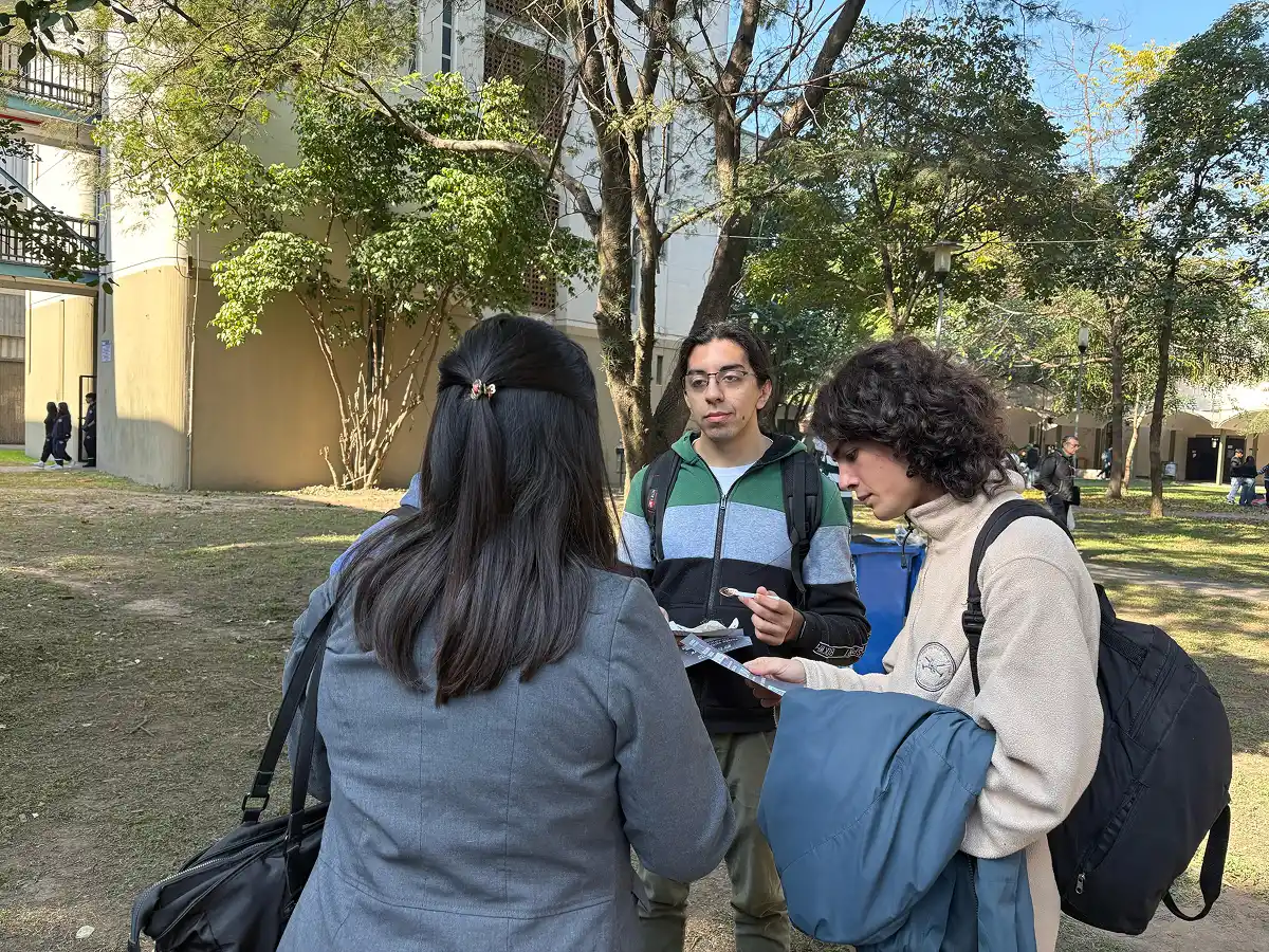 FACET. Estudiantes de Ingeniería de conversan sobre las oportunidades de prácticas y pasantías de la Universidad.