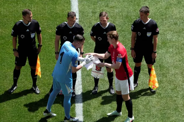 El capitán de Urawa, que le negó el saludo al plantel de River, cometió un grosero error en el gol de Driussi