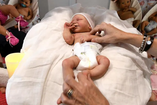 El furor por los “bebés reborn” en Brasil genera controversia y