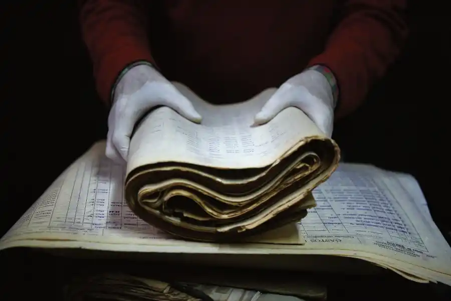 DIVERSIDAD. Algunos documentos se recuperan con facilidad y otros ya están ilegibles.  LA GACETA/ FOTO DE ANALÍA JARAMILLO 