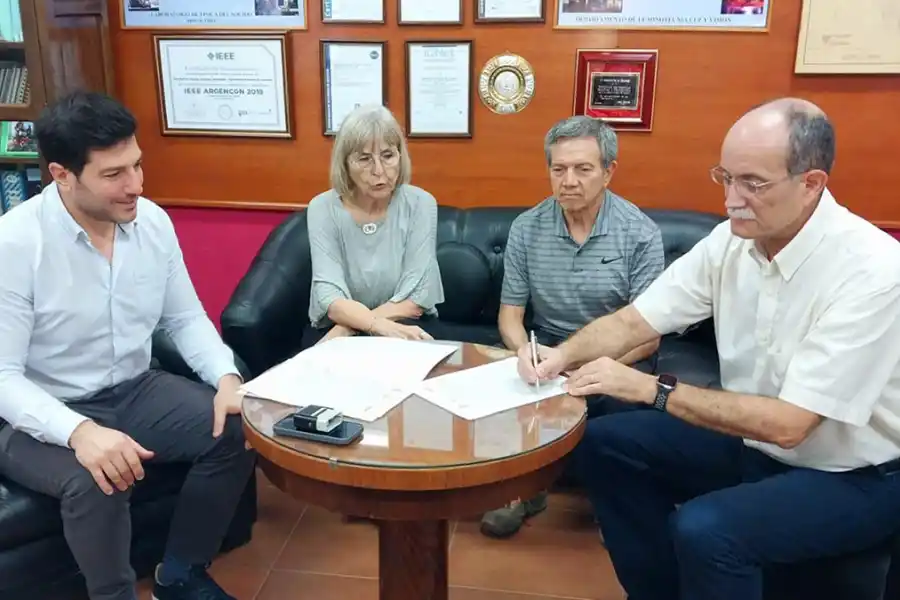 MÁS OPORTUNIDADES. El decano Miguel Ángel Cabrera firma un convenio para impulsar programas de pasantías que conecten a jóvenes con el mundo laboral.