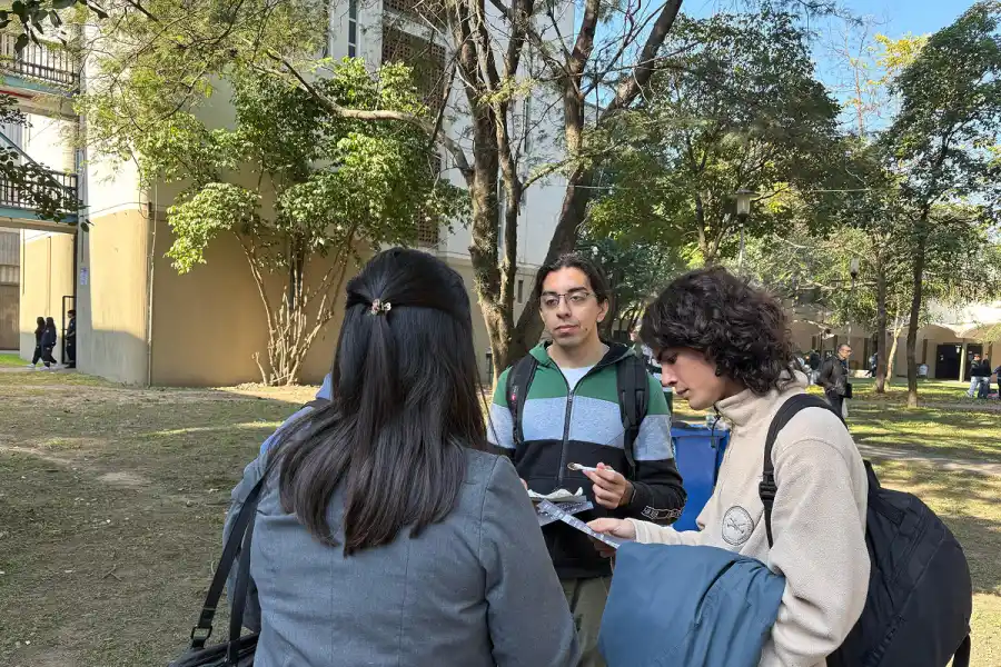 FACET. Estudiantes de Ingeniería de conversan sobre las oportunidades de prácticas y pasantías de la Universidad.