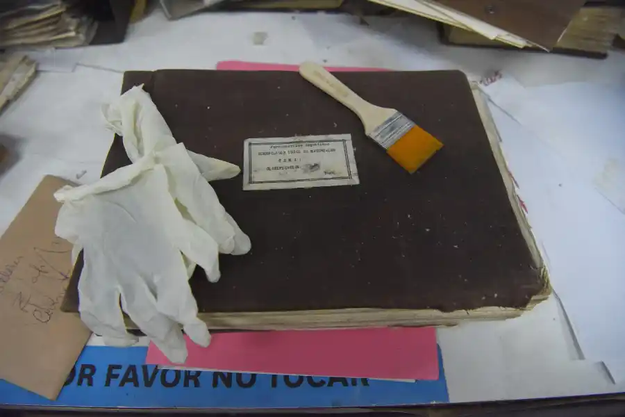 PROTECCIÓN. Se usan guantes y pinceles para resguardar a los trabajadores y a los documentos encontrados. LA GACETA/ FOTO DE ANALÍA JARAMILLO