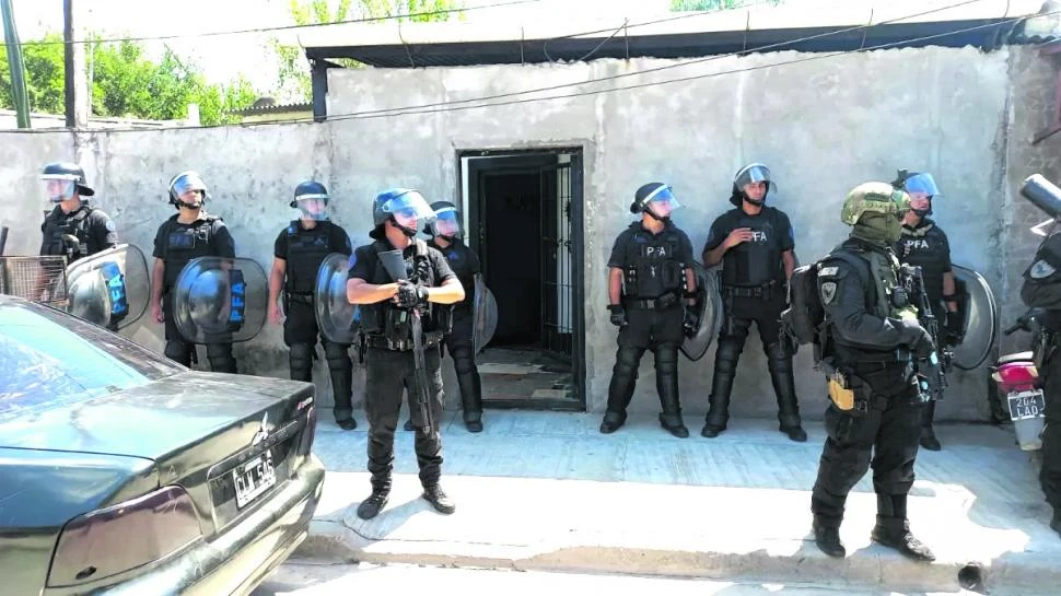 UN MISTERIO. La Policía Federal tiene una presencia importante.