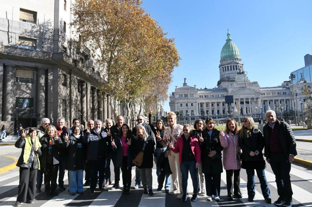 Juan Manzur y Sandra Mendoza marcharon junto a senadores peronistas en apoyo a Cristina Kirchner