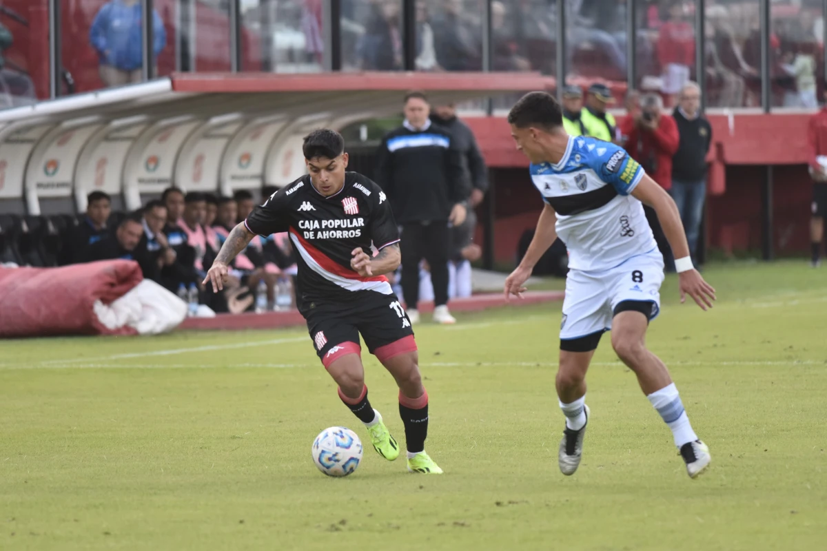EN ACCIÓN. Juan Cruz Esquivel generó muchas situaciones contra Almagro, pero no estuvo fino en la definición.