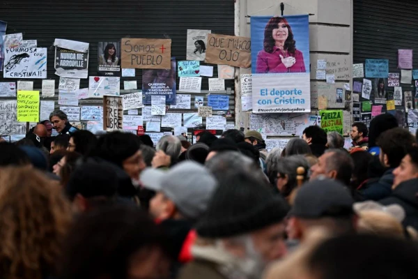 Cristina Kirchner se queda en su departamento y con tobillera
