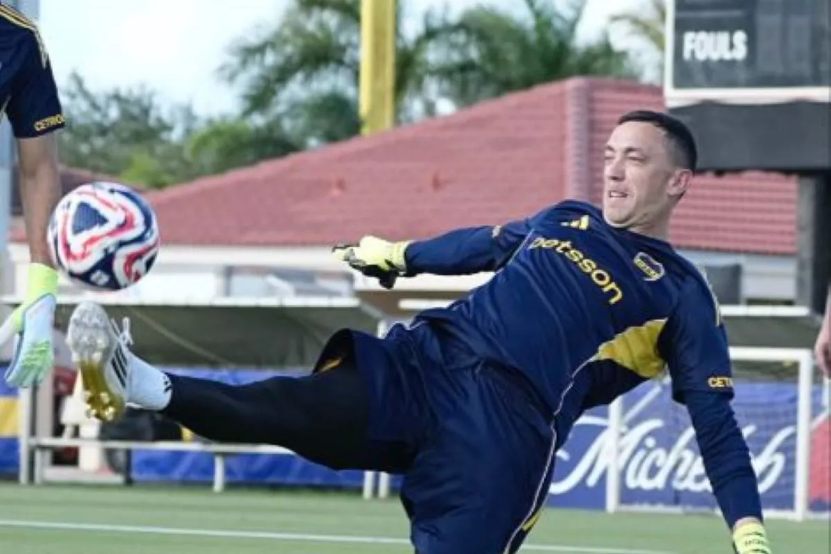 MUESTRA DE HABILIDAD. Agustín Marchesín intenta controlar la pelota en el aire durante el entrenamiento. El arquero de Boca no tuvo tanto trabajo en el debut, pero se espera que mañana se lo exija más.