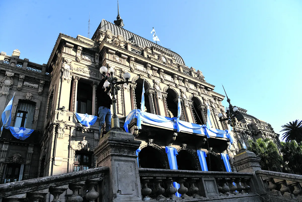 SÍMBOLOS NACIONALES. La Casa de Gobierno se viste de celeste y blanco para honrar al prócer y su legado.