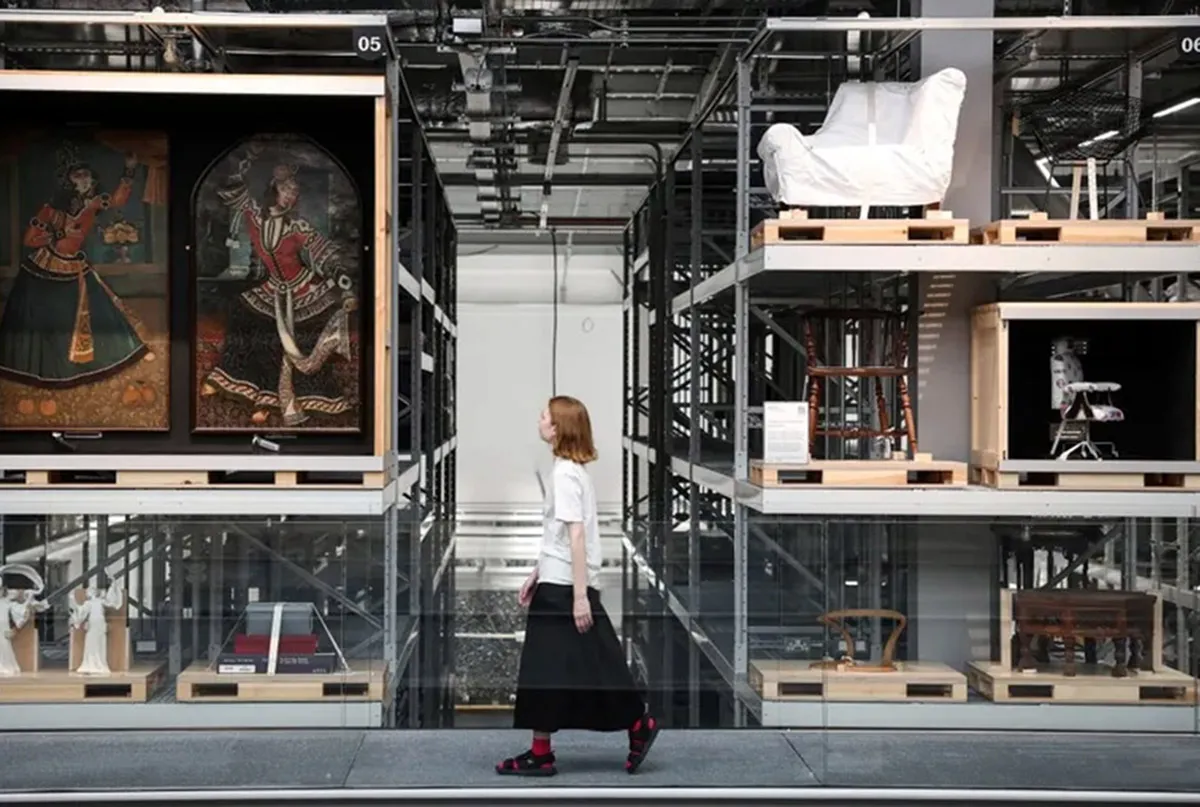 INÉDITO. Una visitante, en el depósito del museo “Victoria and Albert”.