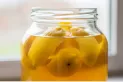 Cómo preparar un poderoso limpiador casero con cáscaras de limón recicladas